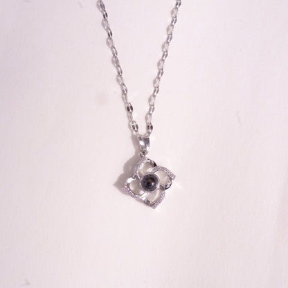 Collar con colgante de trébol de plata que reacciona a la luz