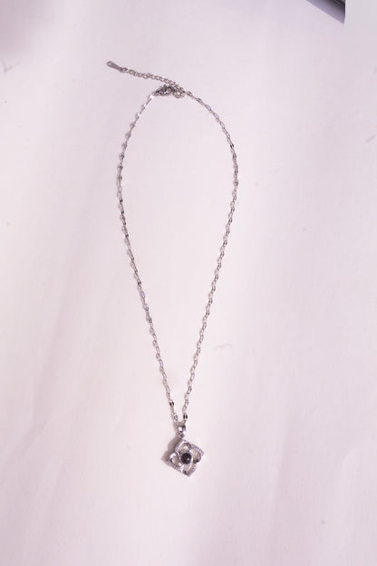 Collar con colgante de trébol de plata que reacciona a la luz