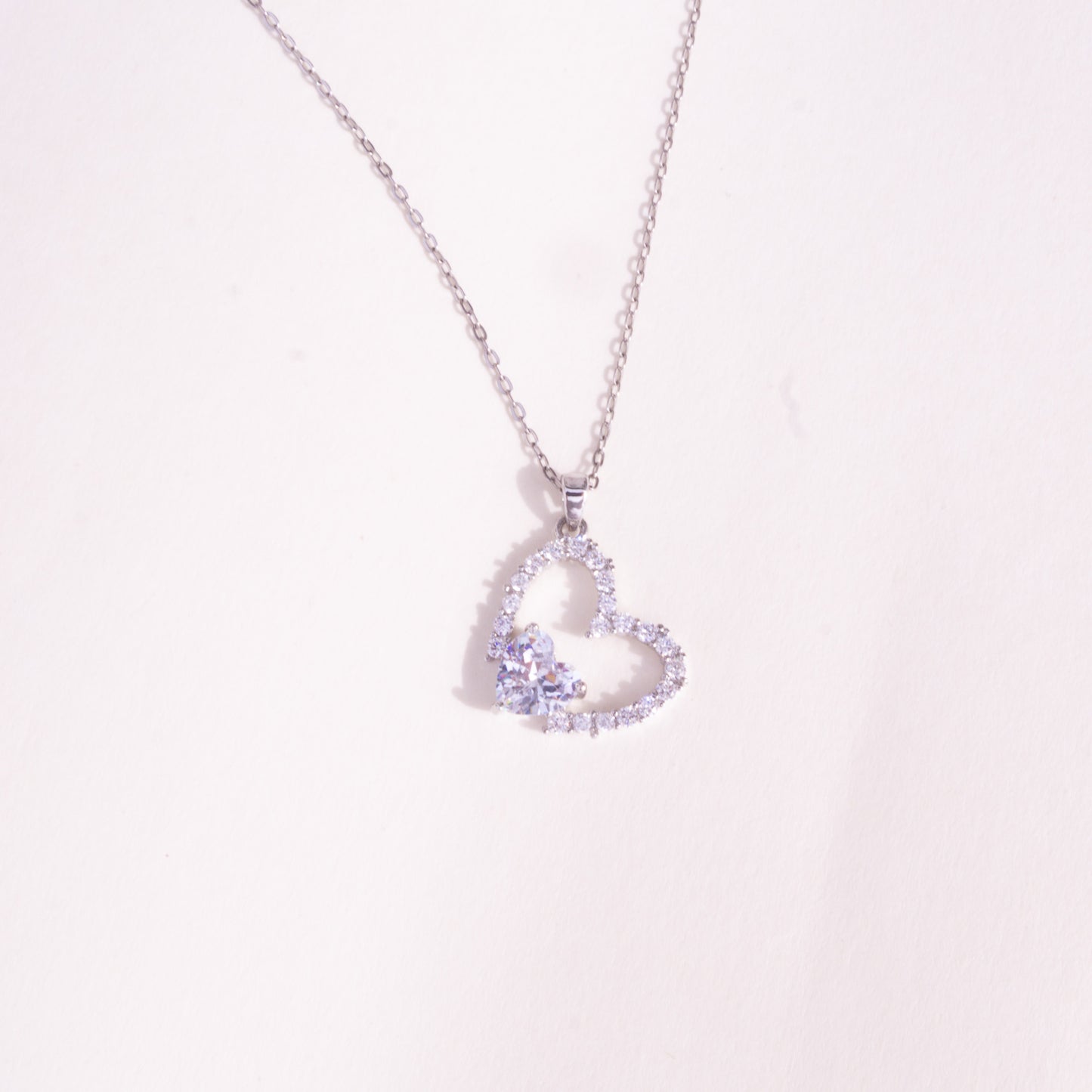 Collar de corazón de cristal brillante abierto de plata
