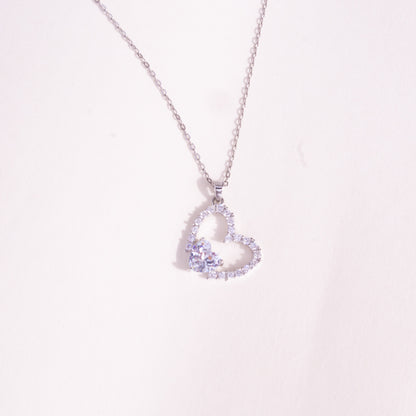 Collar de corazón de cristal brillante abierto de plata