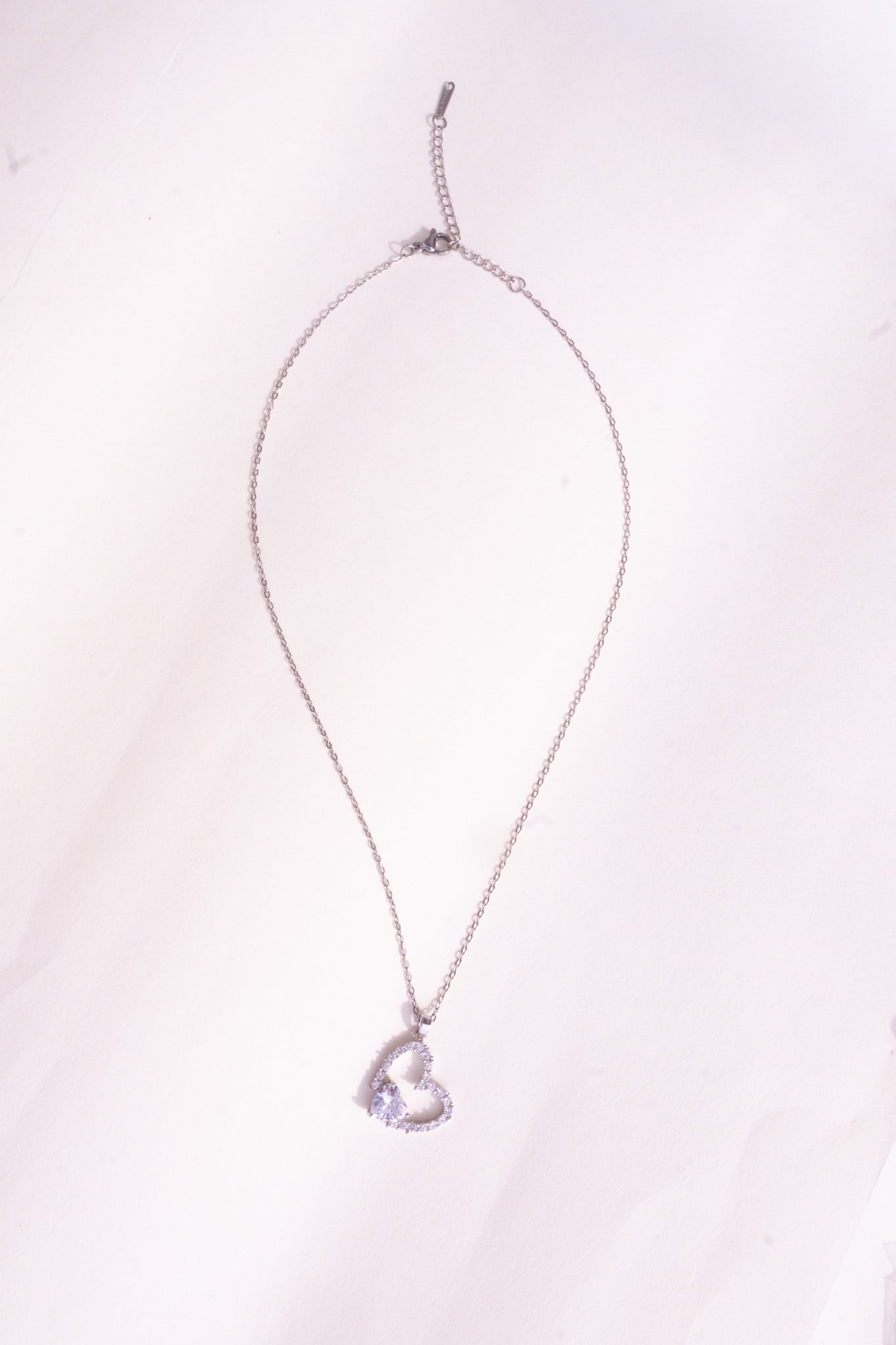Collar de corazón de cristal brillante abierto de plata