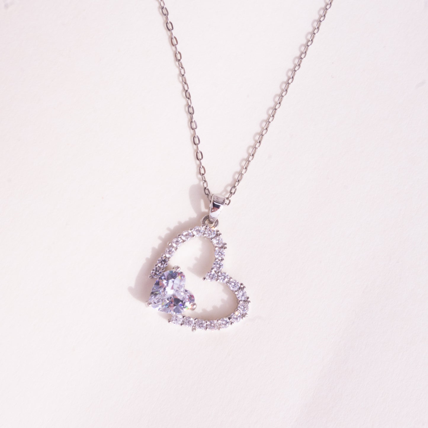 Collar de corazón de cristal brillante abierto de plata