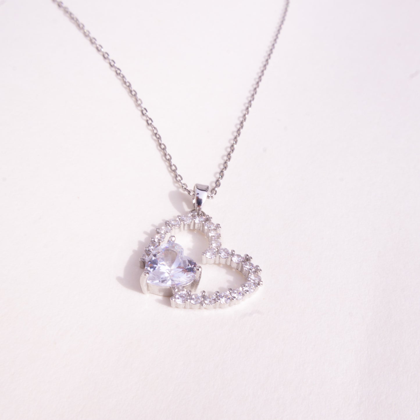 Collar de corazón de cristal brillante abierto de plata