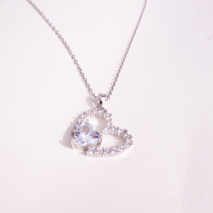 Collar de corazón de cristal brillante abierto de plata