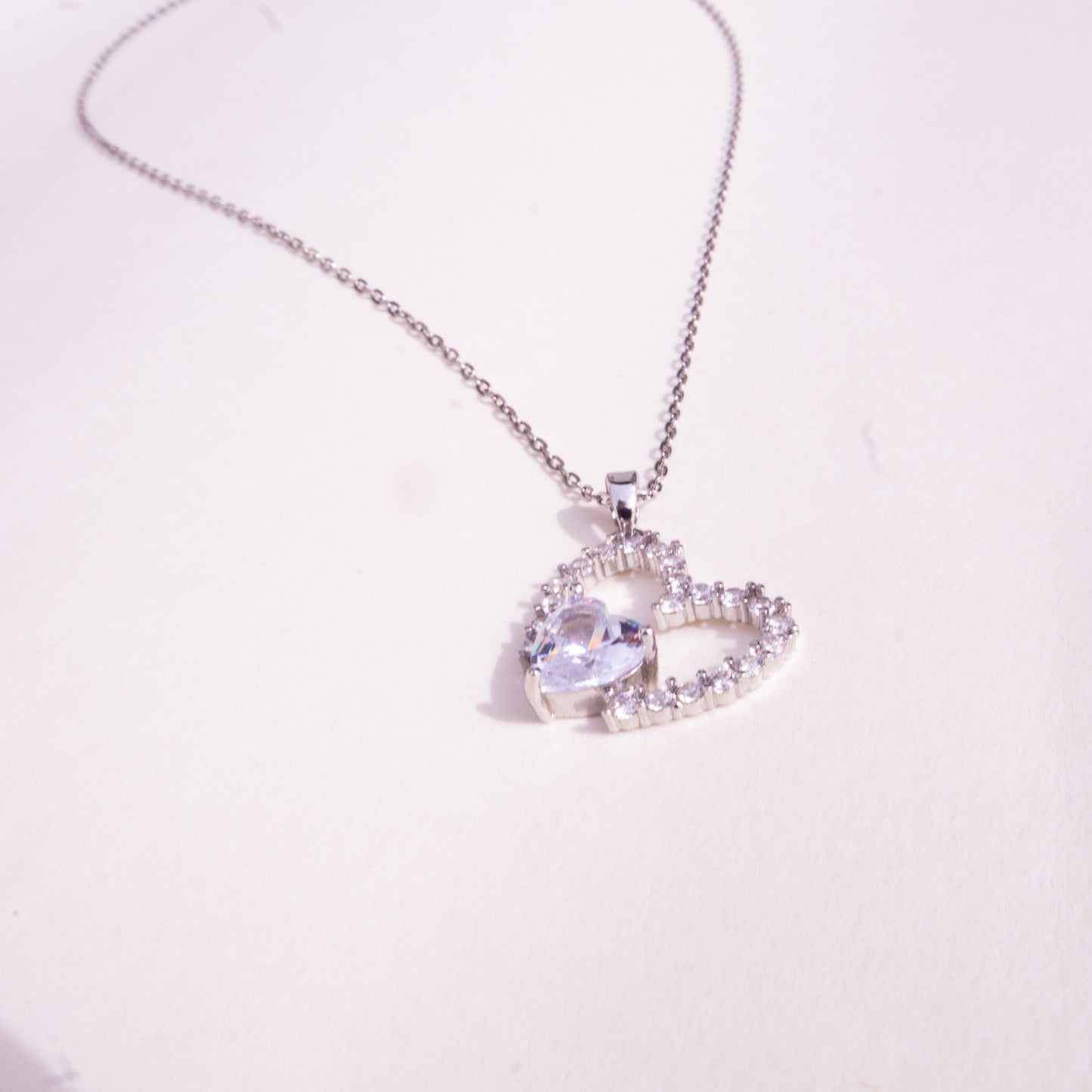 Collar de corazón de cristal brillante abierto de plata
