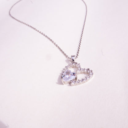 Collar de corazón de cristal brillante abierto de plata