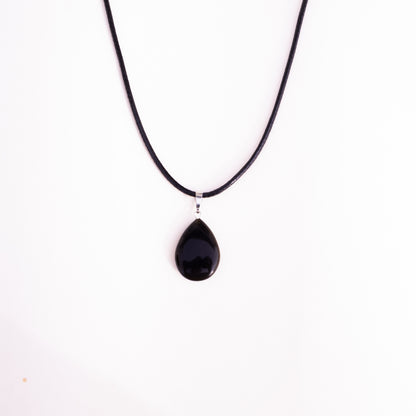 Collar con colgante de lágrima de piedra negra natural