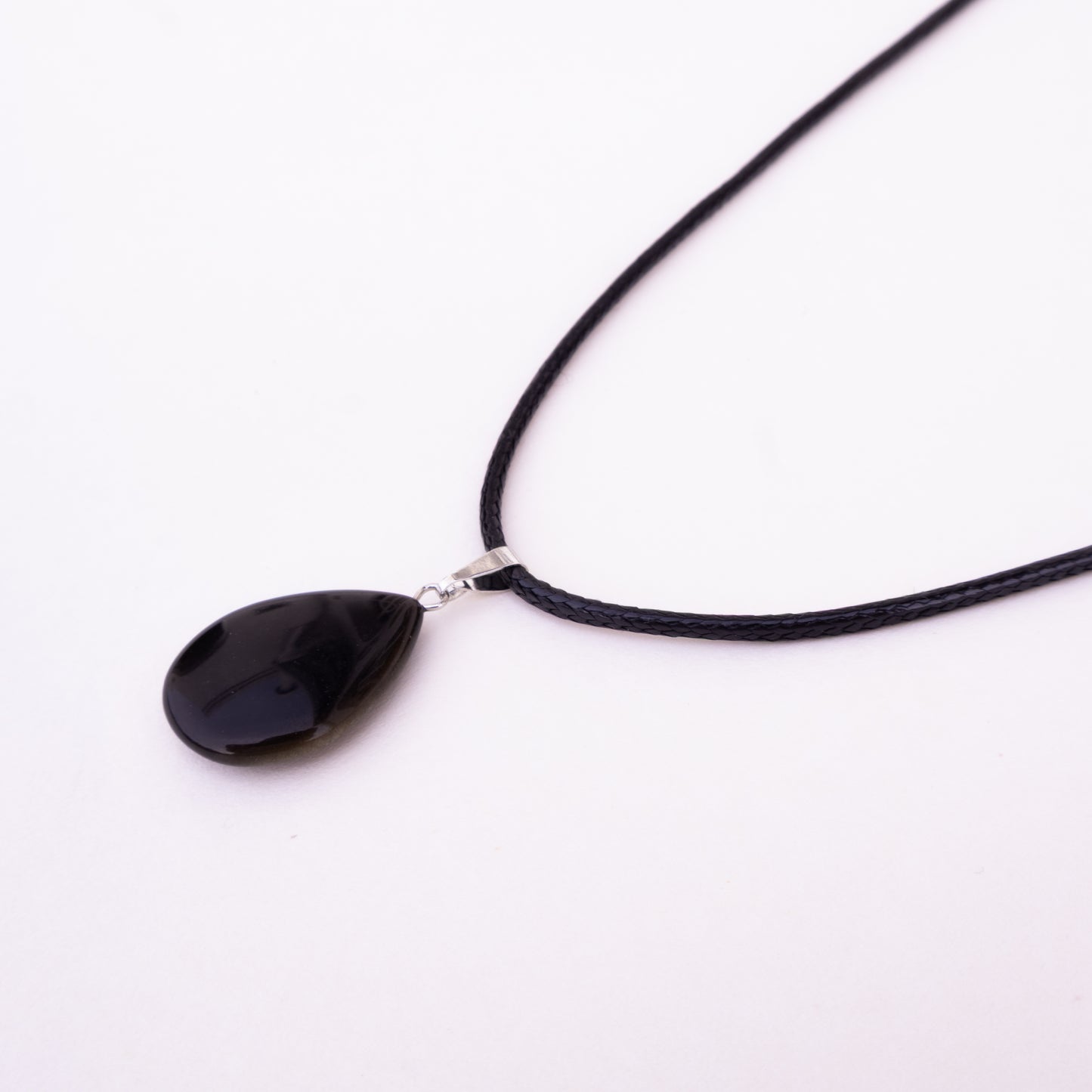 Collar con colgante de lágrima de piedra negra natural
