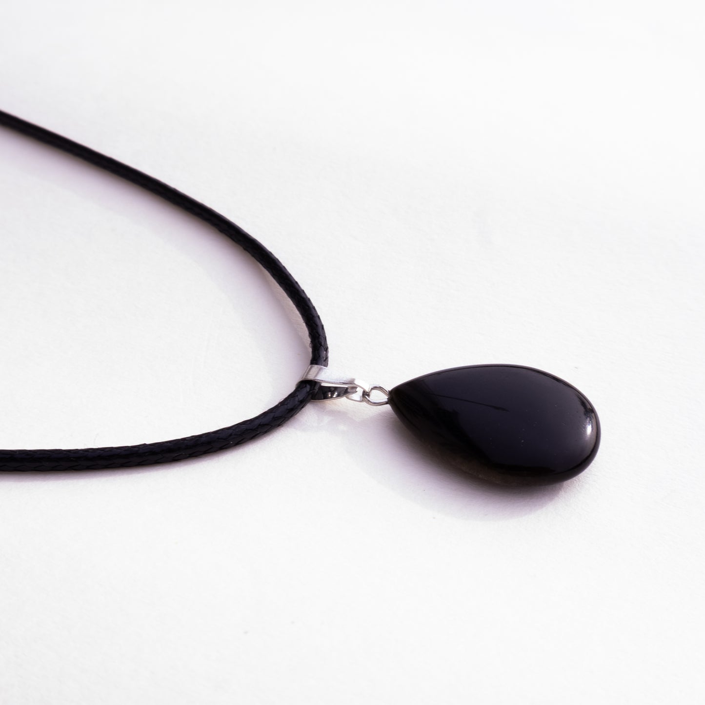 Collar con colgante de lágrima de piedra negra natural