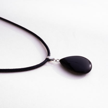 Collar con colgante de lágrima de piedra negra natural
