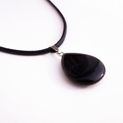 Collar con colgante de lágrima de piedra negra natural