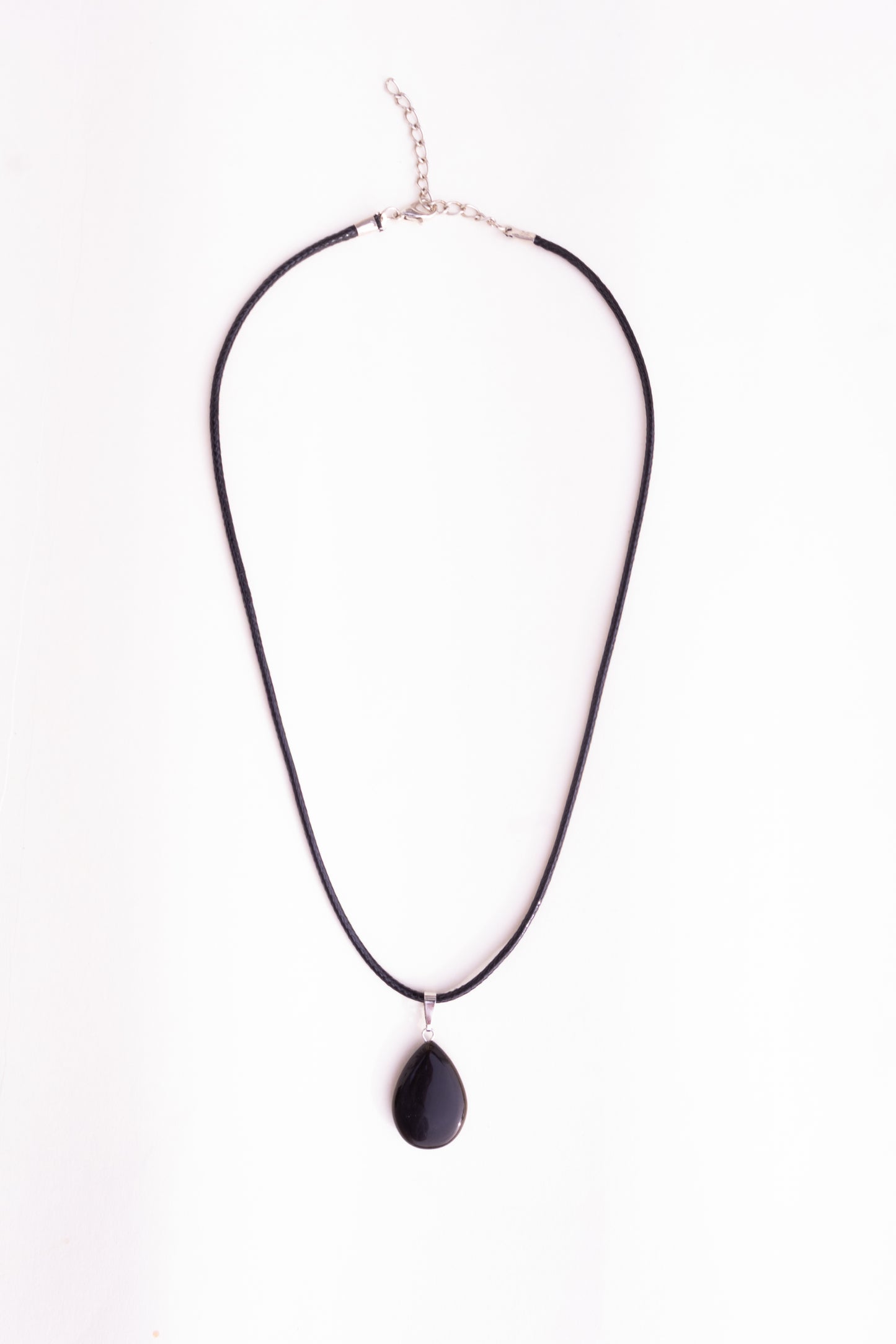 Collar con colgante de lágrima de piedra negra natural