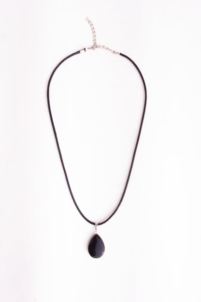 Collar con colgante de lágrima de piedra negra natural