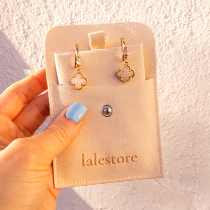 Pendientes con dije de trébol blanco 