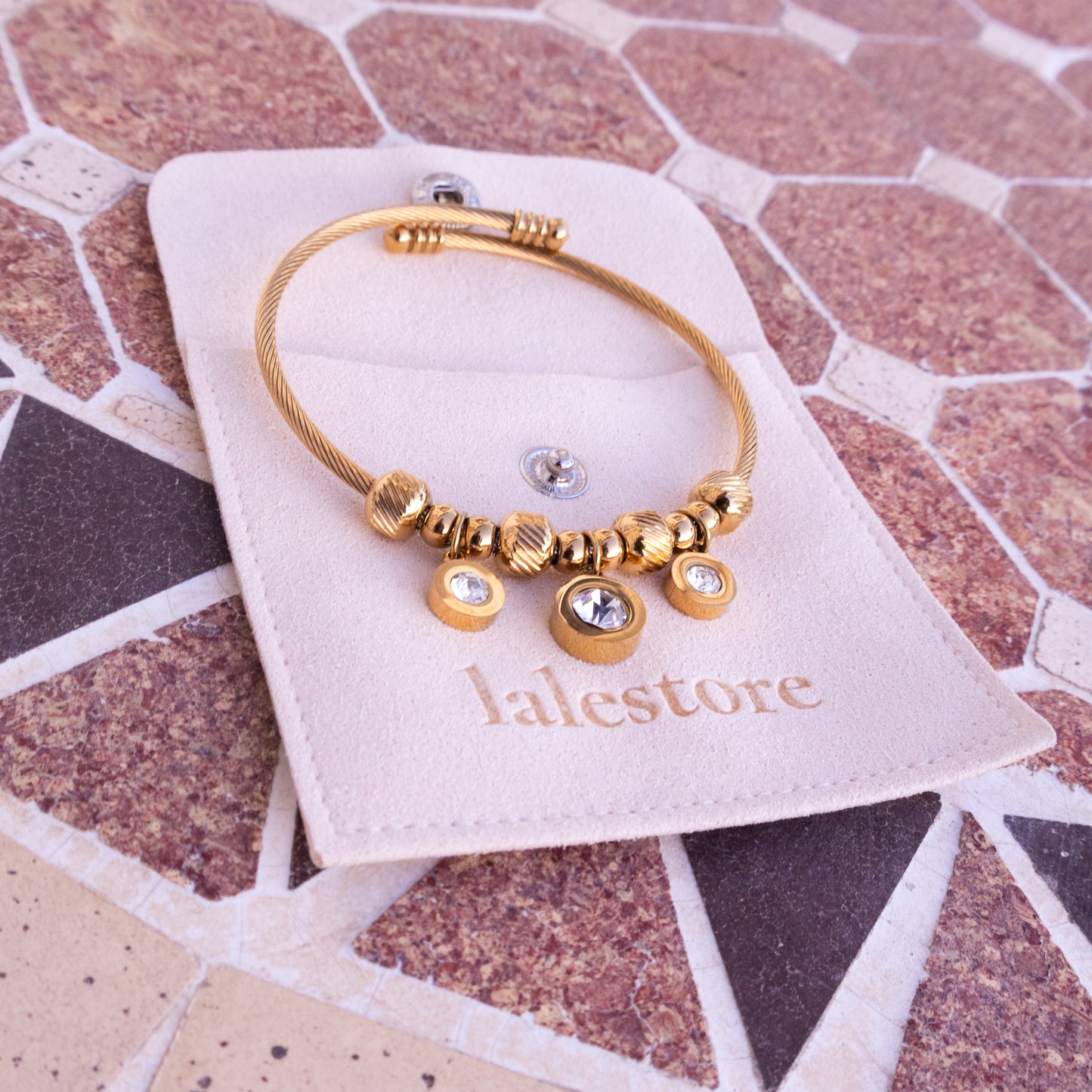 Pulsera de cable de acero inoxidable dorado con tres dijes de cristal