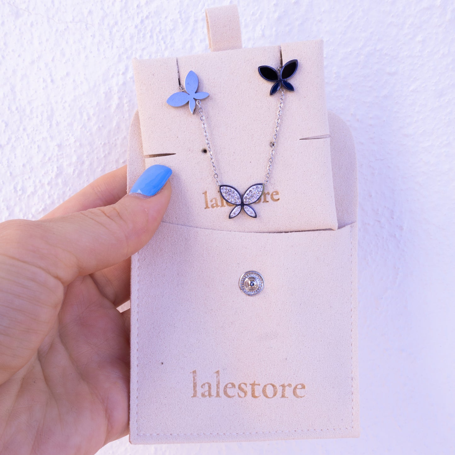 Colar elegante em prata com pendente de borboleta em cascata