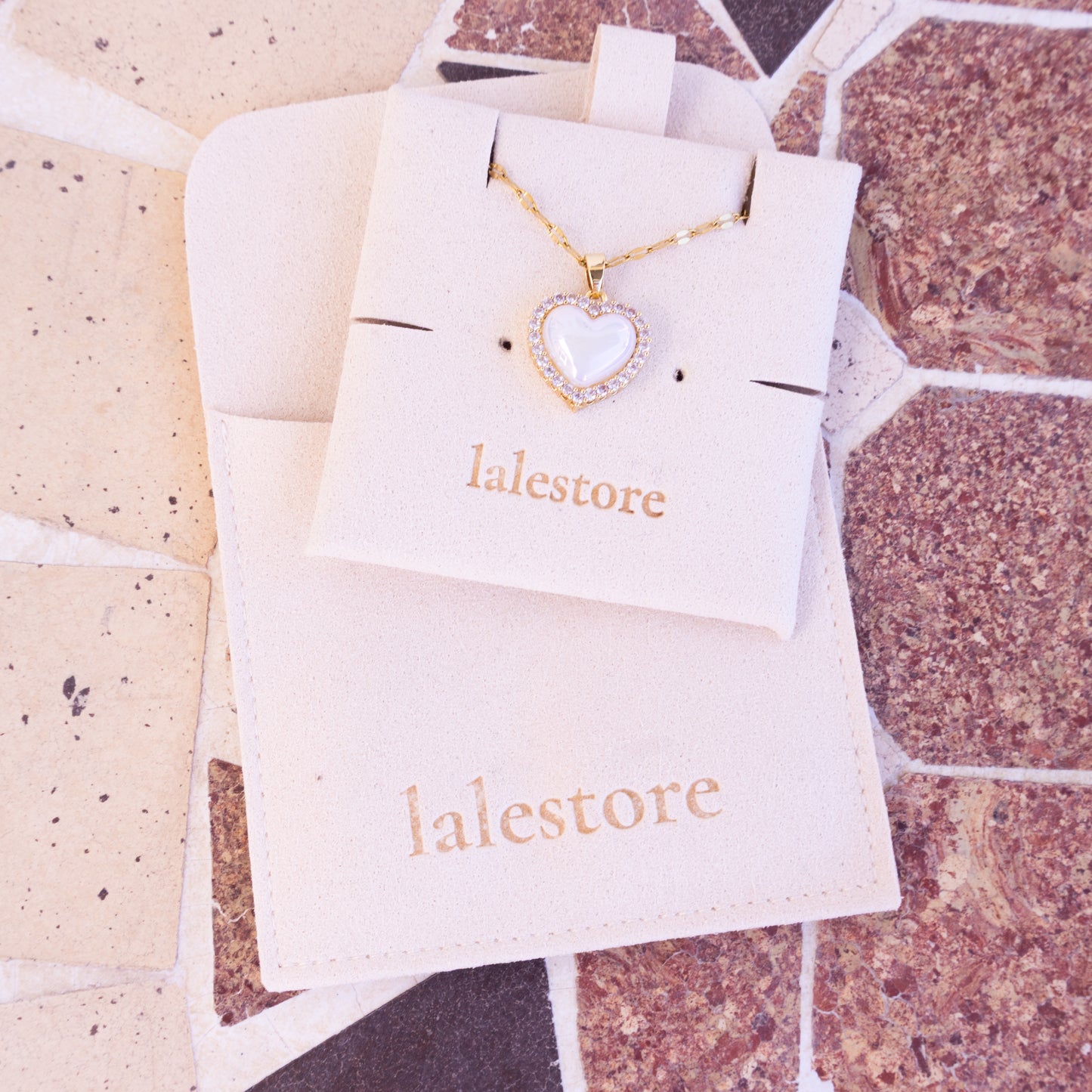 Collar con colgante de corazón con halo de cristal