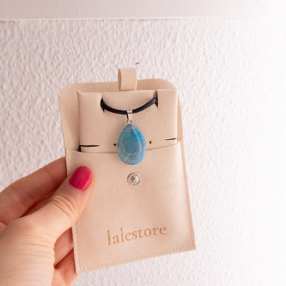 Colar com pendente em forma de lágrima azul e cordão preto