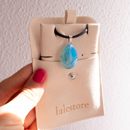 Colar com pendente em forma de lágrima azul e cordão preto