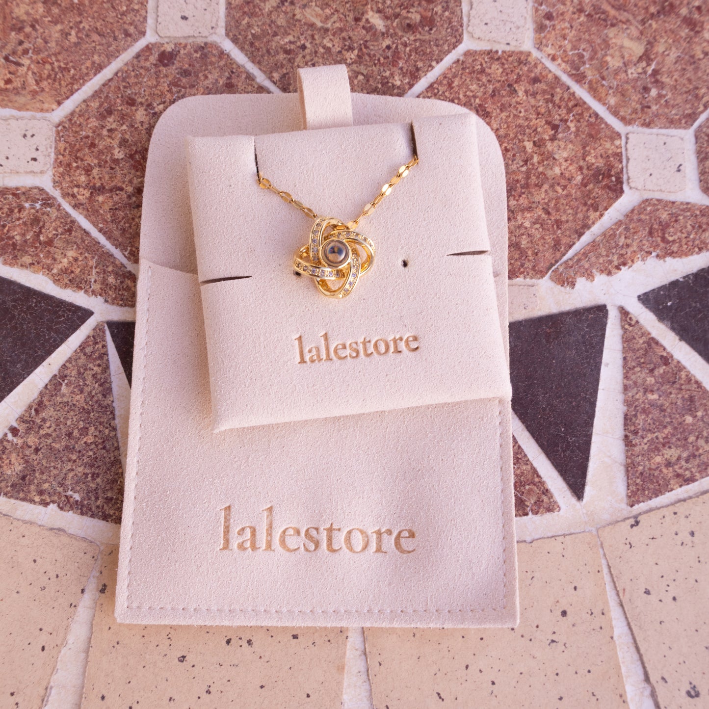 Collar de oro con colgante de nudo retorcido