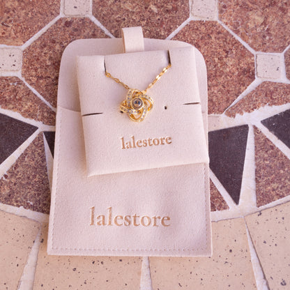 Collar de oro con colgante de nudo retorcido