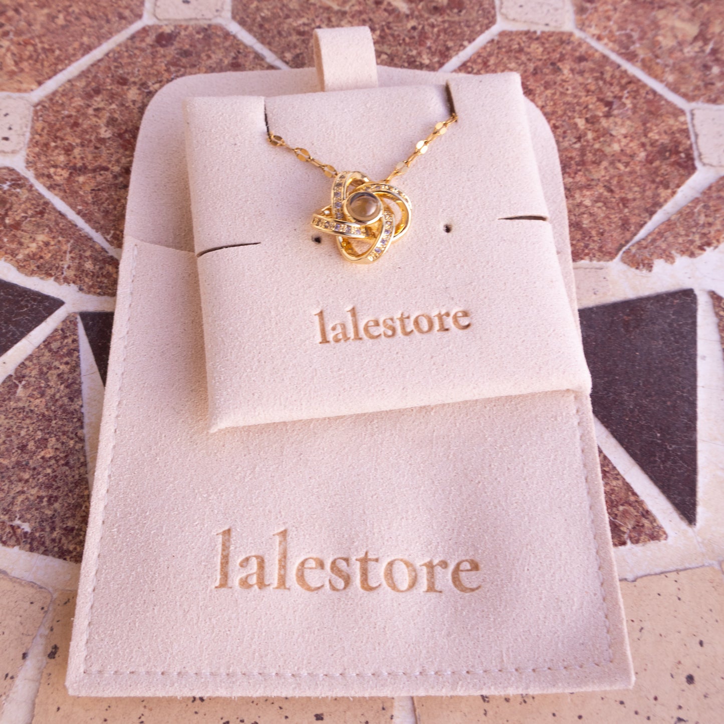 Collar de oro con colgante de nudo retorcido