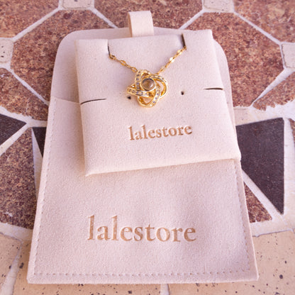 Collar de oro con colgante de nudo retorcido