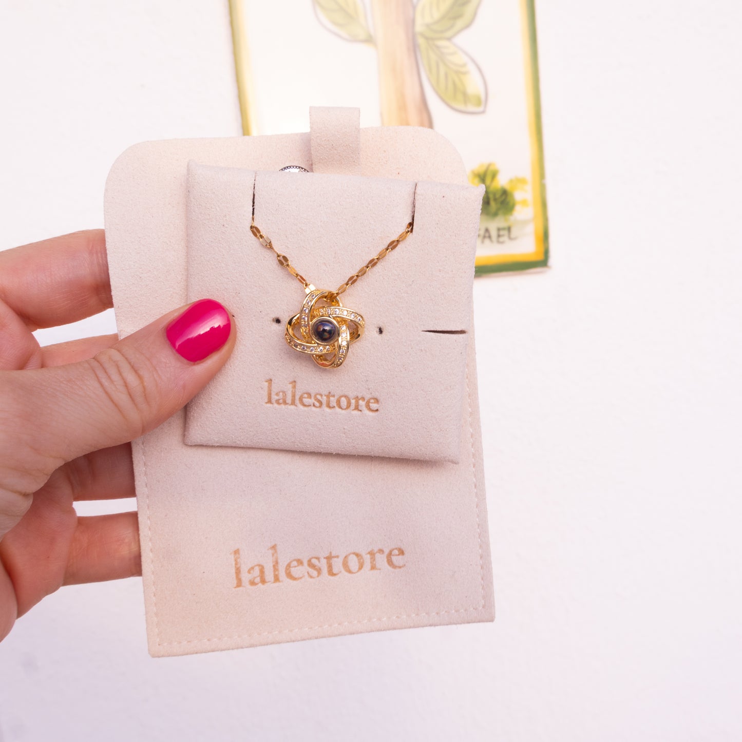 Collar de oro con colgante de nudo retorcido