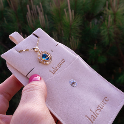 Colar com pendente crescente estrelado em ouro