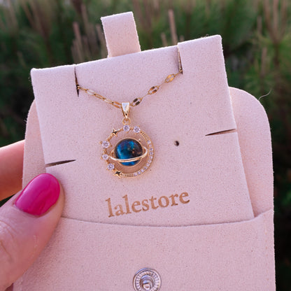 Colar com pendente crescente estrelado em ouro