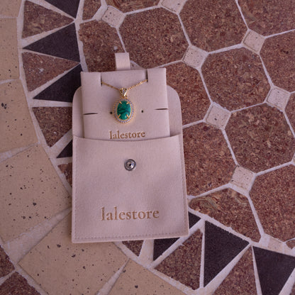 Collar con colgante ovalado de mármol verde