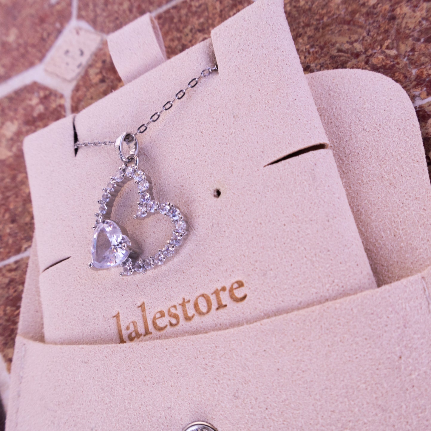 Collar de corazón de cristal brillante abierto de plata