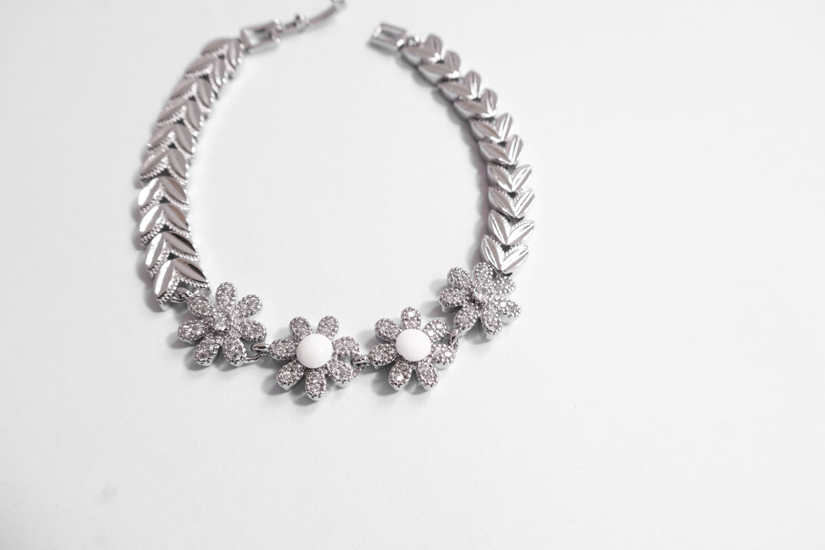 Margarida Sea Foam Daisy Bracelet
