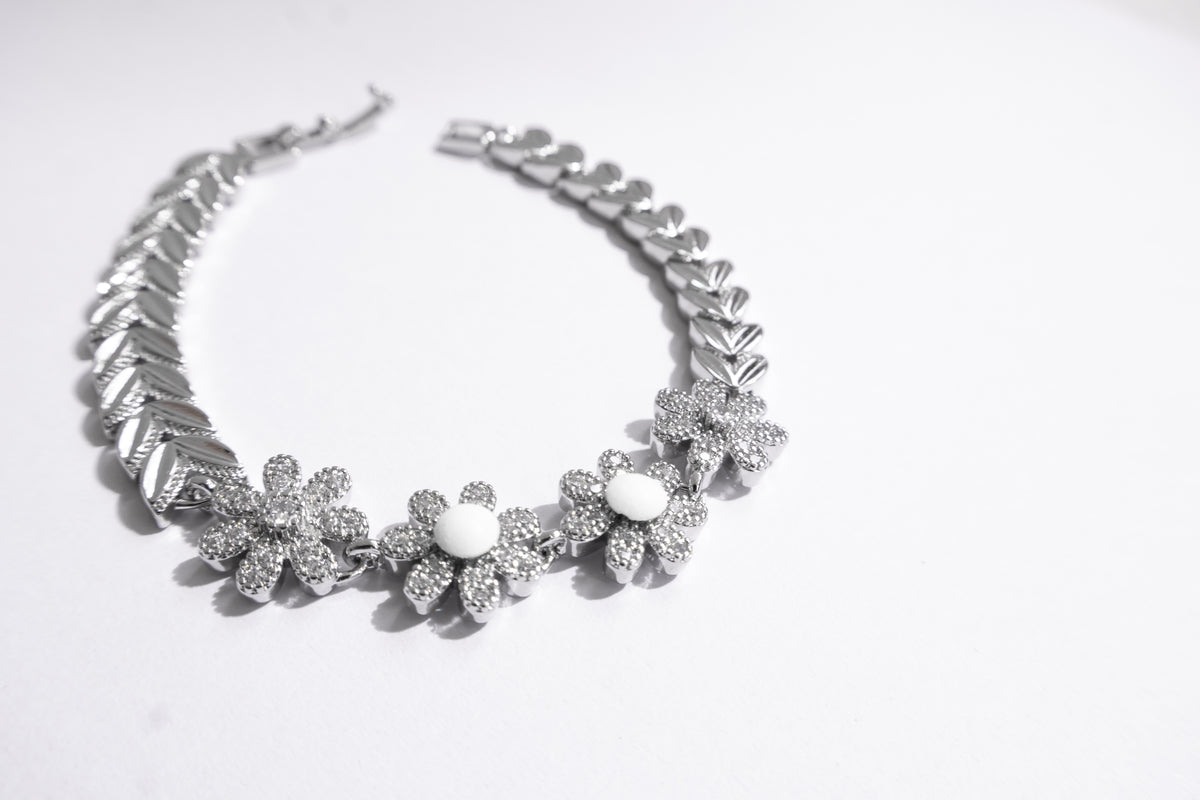 Margarida Sea Foam Daisy Bracelet