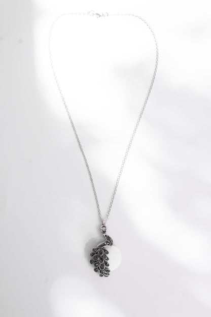 Pavão Peacock Sea Foam Necklace