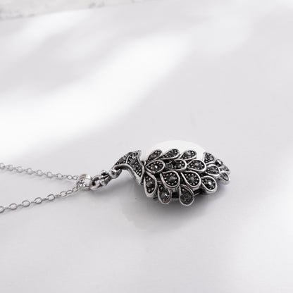 Pavão Peacock Sea Foam Necklace