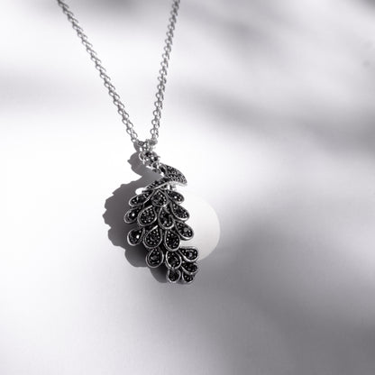 Pavão Peacock Sea Foam Necklace