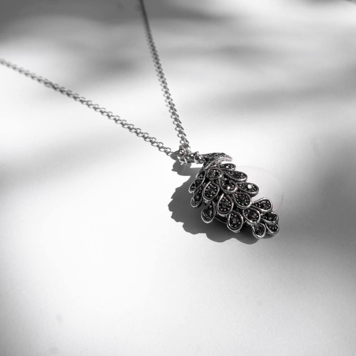 Pavão Peacock Sea Foam Necklace