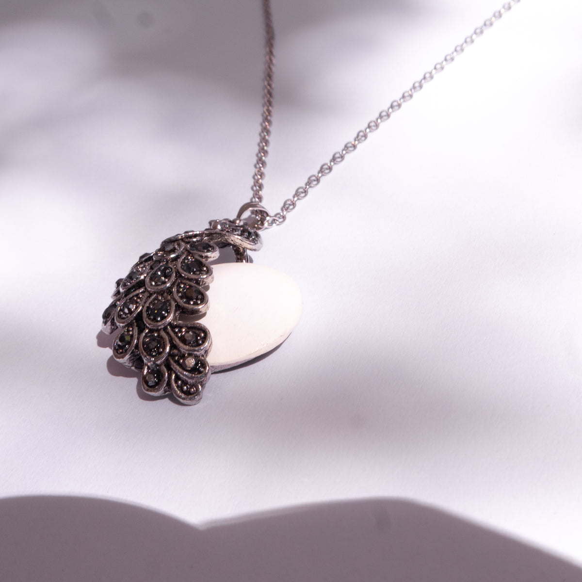 Pavão – Peacock Sea Foam Necklace
