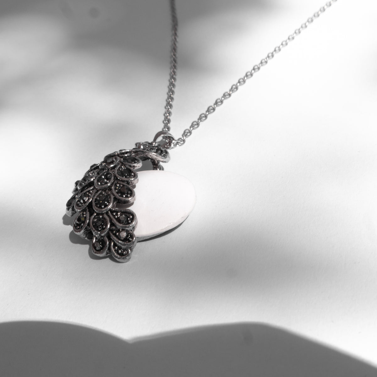 Pavão Peacock Sea Foam Necklace