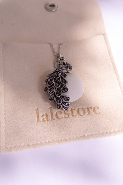 Pavão – Peacock Sea Foam Necklace