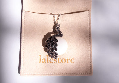 Pavão – Peacock Sea Foam Necklace