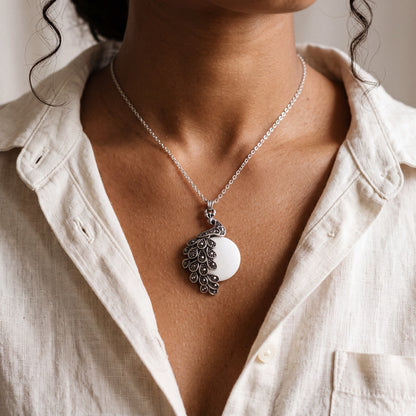 Pavão Peacock Sea Foam Necklace