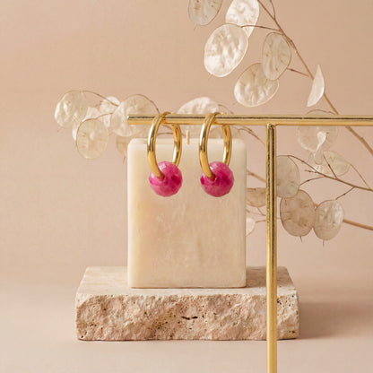 Pendientes de aro dorados con cuentas de piedra rosa