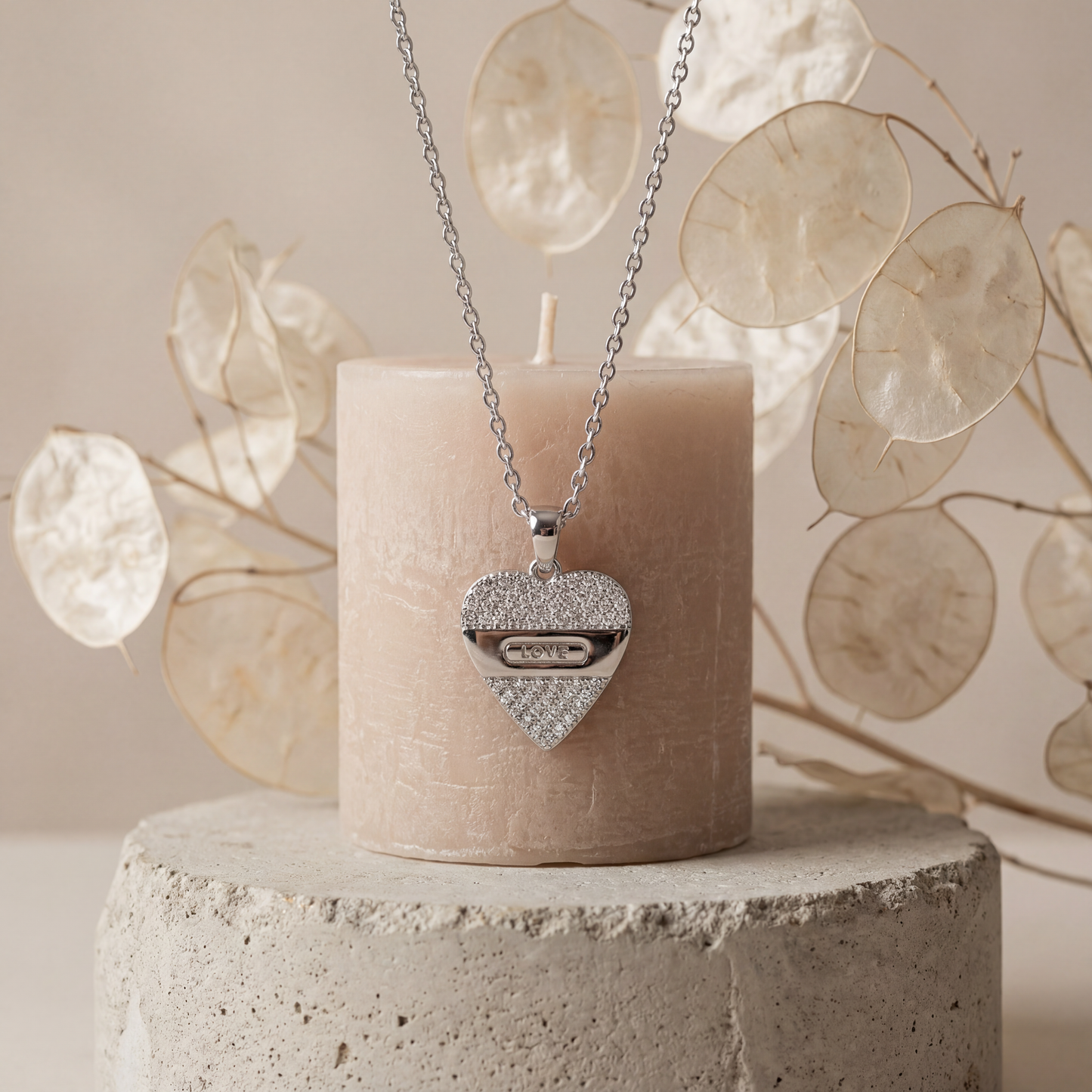 Collar de corazón grabado LOVE