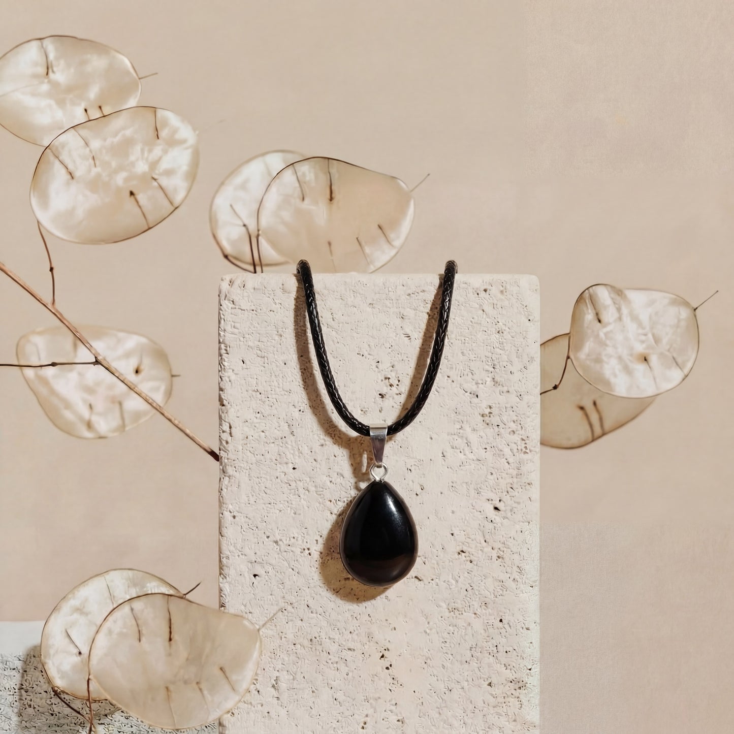 Collar con colgante de lágrima de piedra negra natural