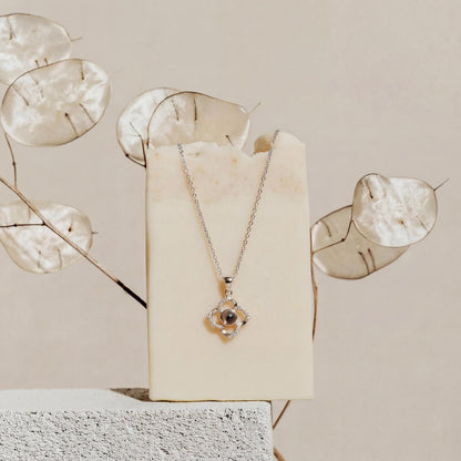 Collar con colgante de trébol de plata que reacciona a la luz