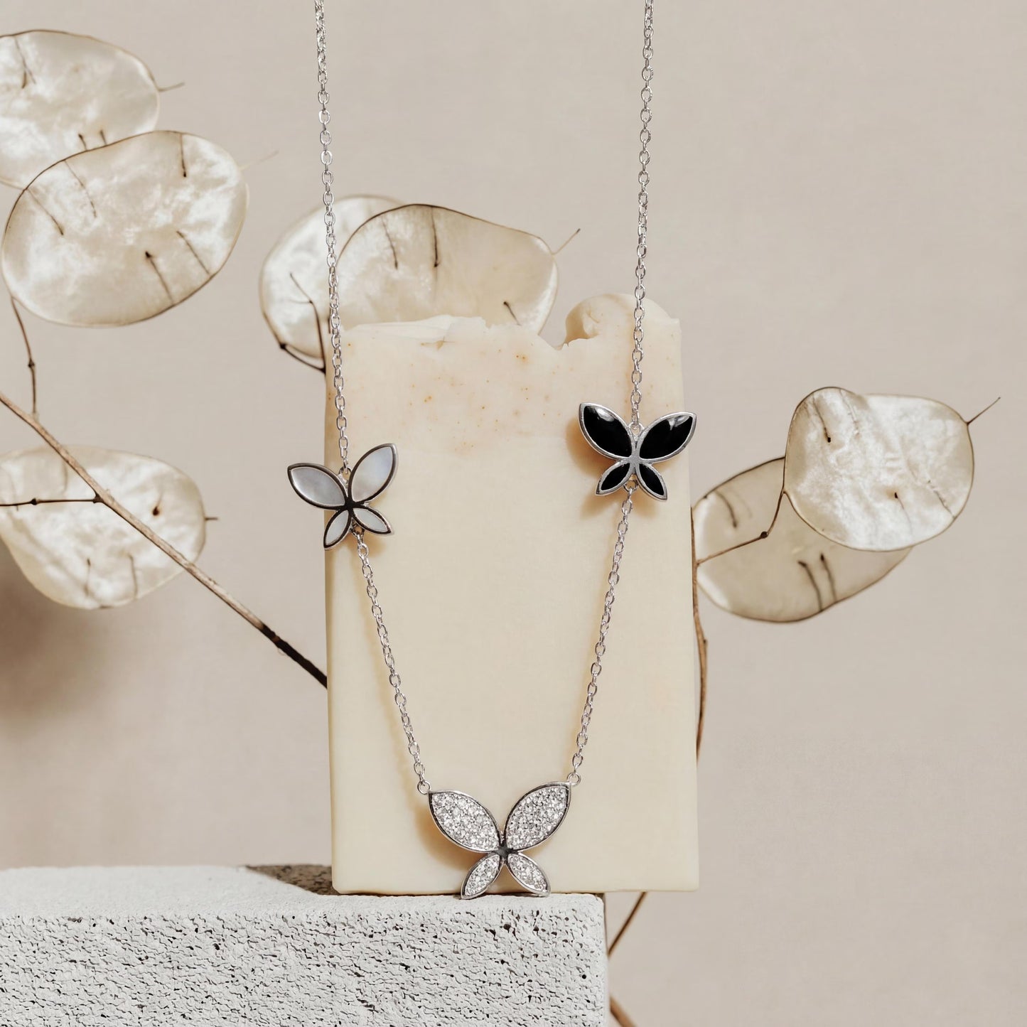 Elegante collar de mariposa en cascada de plata