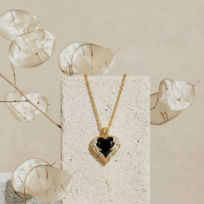 Collar con medallón de corazón negro de dos caras