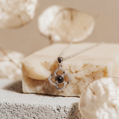 Collar con colgante de trébol de plata que reacciona a la luz